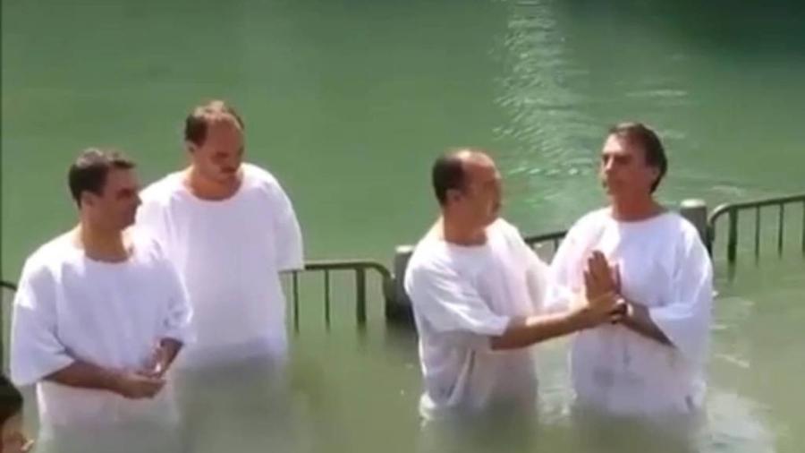 Jair Bolsonaro é batizado nas águas do rio Jordão, em Israel - Reprodução