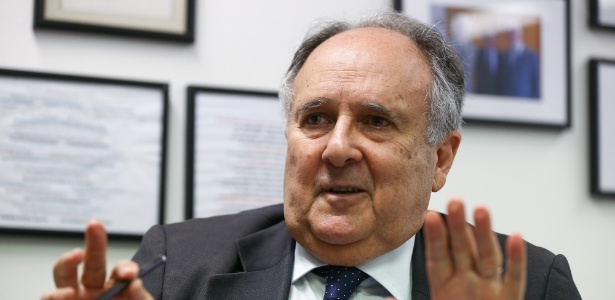 O senador Cristovam Buarque (PPS-DF), em seu gabinete em Brasília - Pedro Ladeira/Folhapress