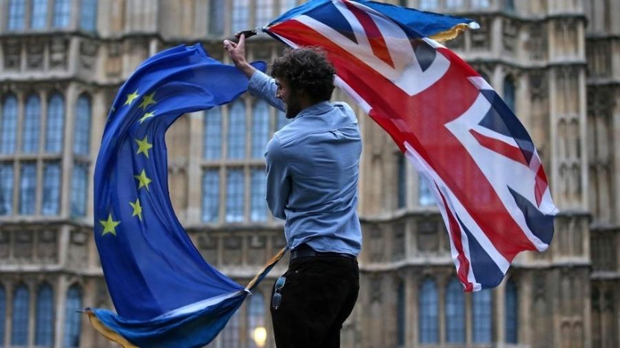 A União Europeia e o Reino Unido acabam de assinar um acordo que prevê os termos da saída dos britânicos do bloco regional - AFP