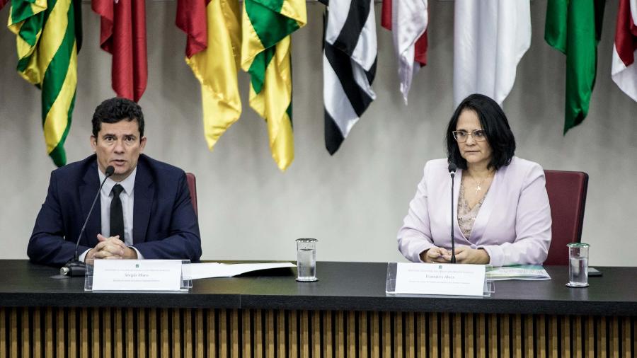 Os ministros Sergio Moro e Damares Alves durante assinatura de acordo - Renato Cortez/Futura Press/Estadão Conteúdo