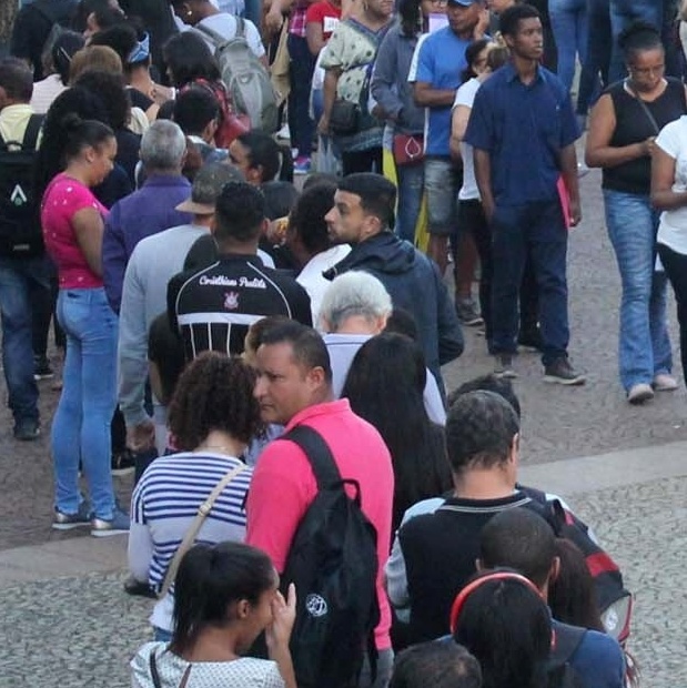 Centenas de pessoas formam fila para mutirão de emprego em