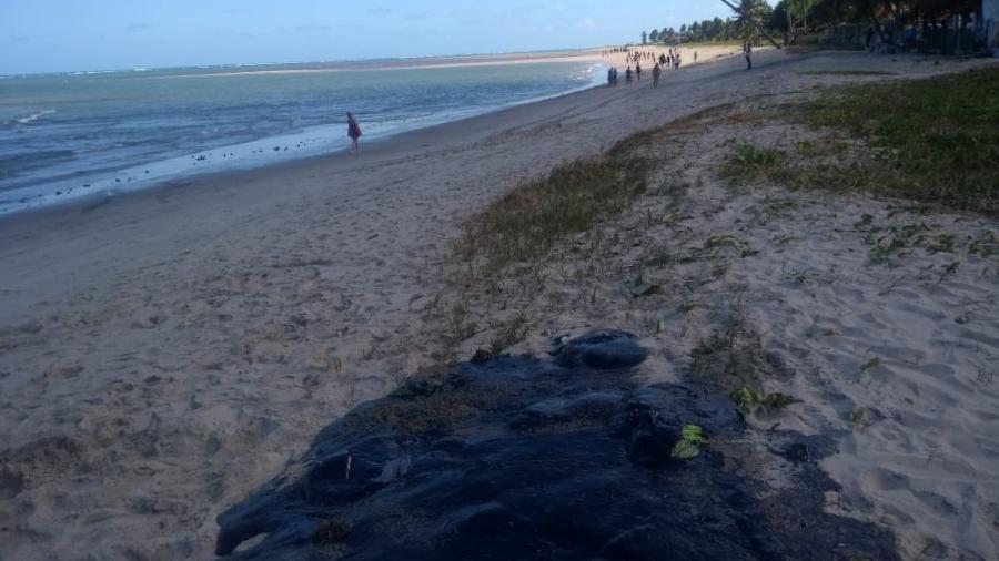 Mancha de óleo na areia da praia de Peroba, em São José da Coroa Grande (PE) - Aliny Gama/Arquivo Pessoal