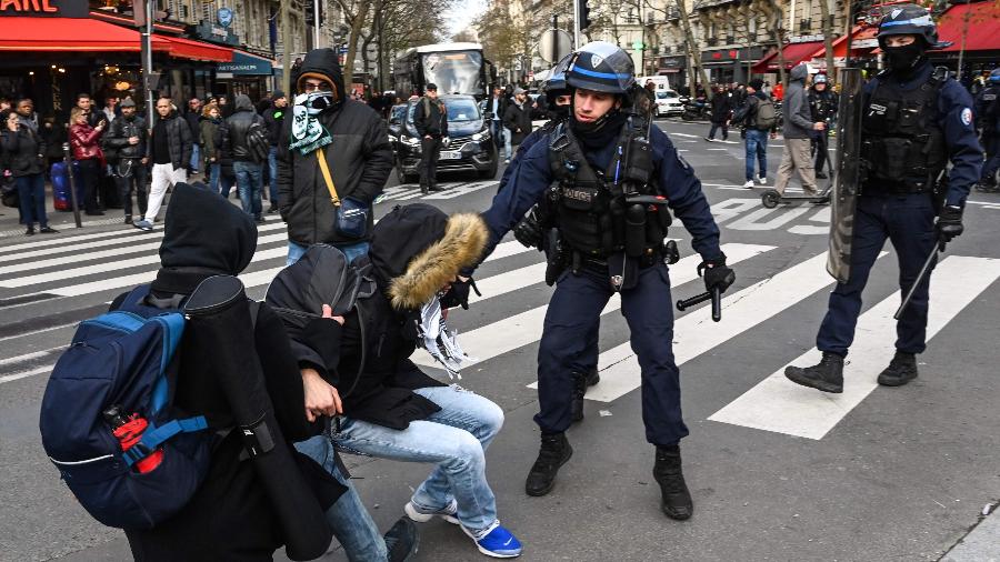 Policial empurra manifestante durante protestos na região da estação de trem Gare de Lyon, em Paris - Dominique Faget/AFP