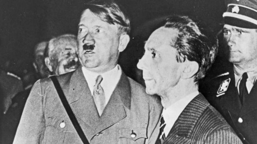 Goebbels, à direita, é descrito por especialistas no nazismo como o responsável pelas estratégias de lavagem cerebral do regime alemão - Library of Congress