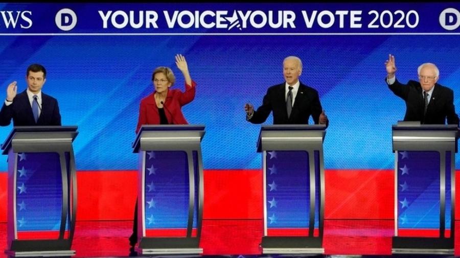 Debate entre os pré-candidatos democratas em New Hampshire (da esq. à dir.: Buttigieg, Warren, Biden e Sanders) - Reuters