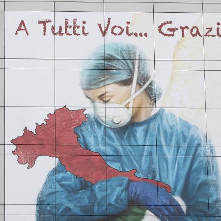 Homenagem aos profissionais de saúde na Itália durante a pandemia de coronavírus - Emanuele Cremaschi/Getty Images