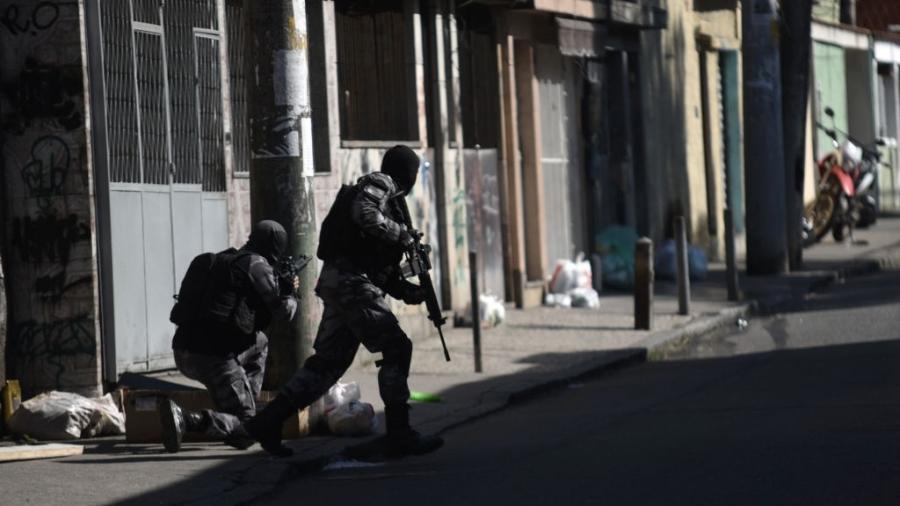 16.jul.2018 - Soldados participam de ação no Complexo do Alemão, no Rio de Janeiro - Fabio Teixeira/picture alliance via Getty Images