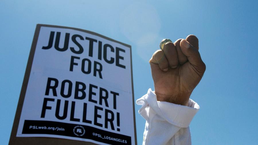13.jun.2020 - Manifestante pede justiça para Robert Fuller, um jovem negro cujo corpo foi encontrado pendurado em uma árvore em Palmdale, na Califórnia - Ringo Chiu/Reuters