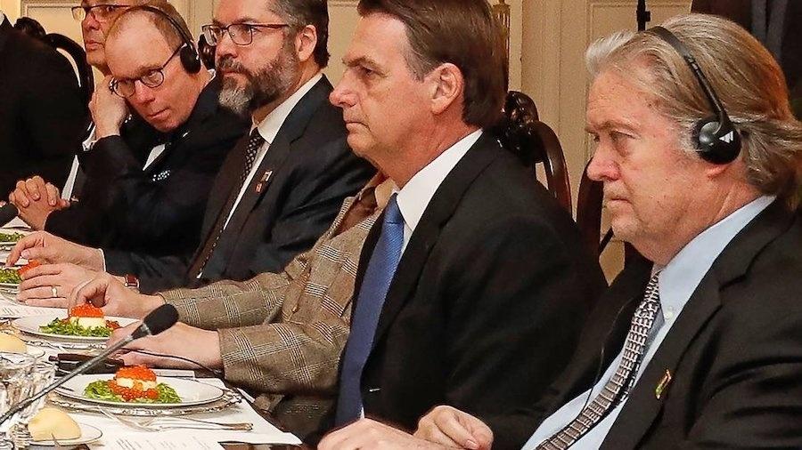 Bolsonaro e Bannon  durante jantar em Washington DC em março de 2019  - Alan Santos/AFP