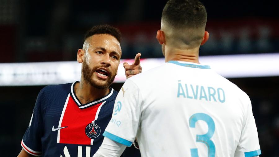 Neymar discute com Alvaro Gonzalez durante partida do Campeonato Francês - 