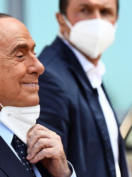 Silvio Berlusconi deixa hospital em Milão, em setembro de 2020 - Flavio Lo Scalzo/Reuters