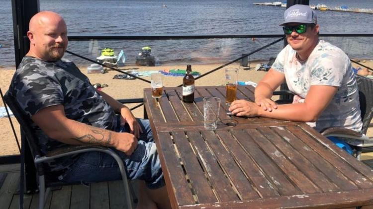 Limite de pessoas por mesa em bares e restaurantes da Suécia foi reduzido de oito para quatro - - 