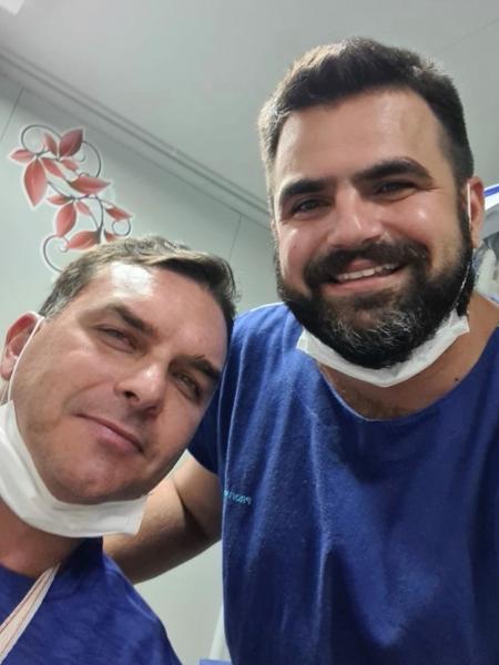 Médico publicou foto com Flávio Bolsonaro por volta das 18h deste sábado - Reprodução/Redes sociais