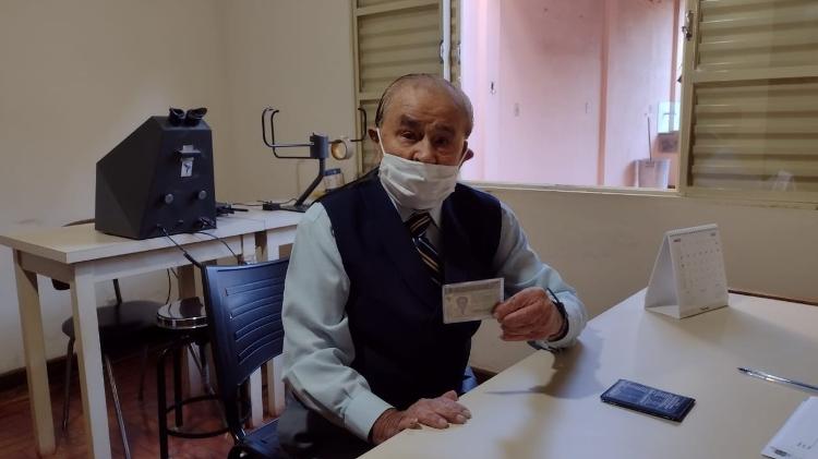 Centenário exibe orgulhoso a habilitação recentemente renovada; ele pode dirigir por mais 1 ano, ao menos - Divulgação - Divulgação