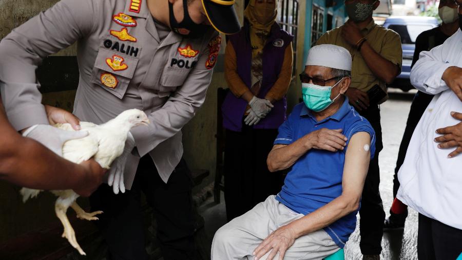 Autoridades entregam galinha a homem que acabara de se vacinar - Willy Kurniawan/Reuters