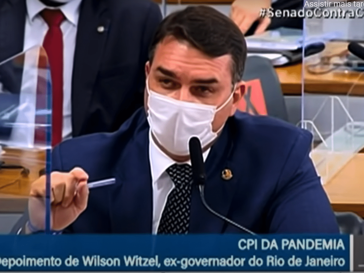 Juntos, Pazuello e Flavio Bolsonaro retomam de Queiroga a Saúde no Rio