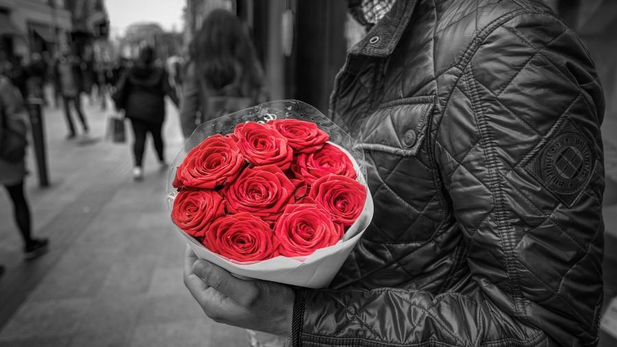 Homem segura buquê de rosas vermelhas - Rudy e Peter Skitterians/ Pixabay