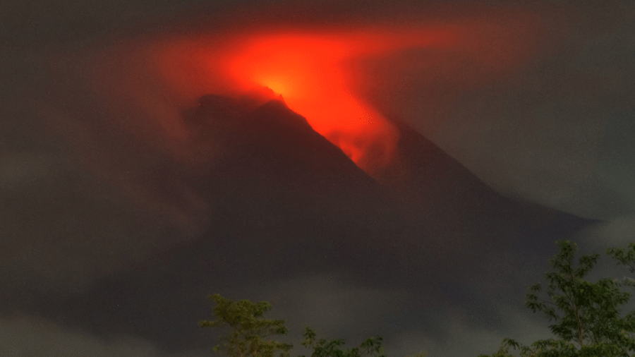 Lava no vulcão do Monte Merapi, na manhã de 10.março.2022 - DEVI RAHMAN / AFP