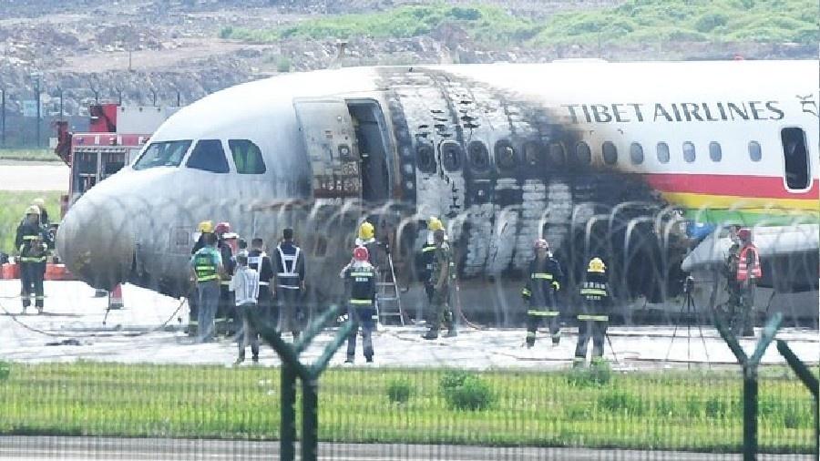 Airbus A319 da Tibet Airlines pega fogo em acidente no momento da decolagem. - Reprodução/Twitter