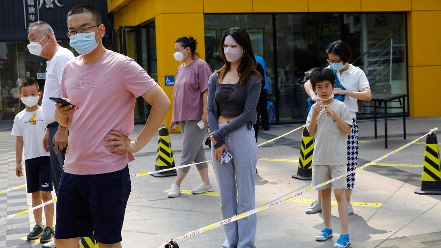 Chineses formam fila para realização de teste de covid-19 em Pequim - REUTERS/Tingshu Wang