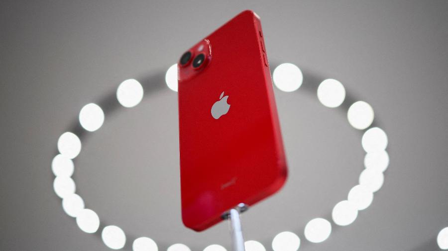 Traseira do iPhone 14 Plus na cor vermelha durante evento de lançamento dos smartphones da marca - Carlos Barria/Reuters
