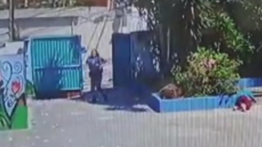 Após ser baleada enquanto fazia a segurança nas eleições, policial militar aparece em vídeo de circuito interno para buscar refúgio em escola na zona sul de SP - Reprodução