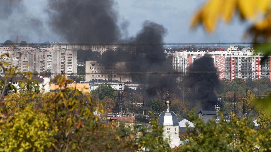 10.out.22 - Fumaça é vista em Lviv, na Ucrânia, após novo ataque russo - Yuriy DYACHYSHYN / AFP
