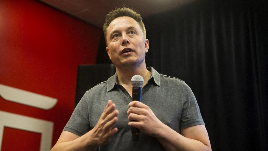 Elon Musk, CEO da Tesla, durante evento de lançamento do recurso Autopilot em evento realizado em Palo Alto, Califórnia, em outubro de 2015 - Beck Diefenbach/Reuters