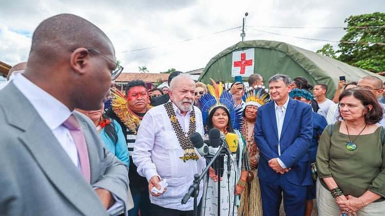 Lula faz pronunciamento ao lado da comitiva de ministros e de lideranças indígenas - RICARDO STUCKERT/PR - RICARDO STUCKERT/PR