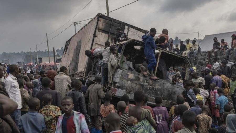 Residentes desmontam veículo pertencente à missão da ONU no Congo - Guerchom Ndebo/AFP