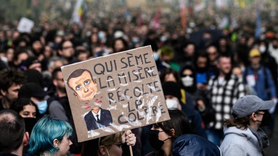 "Quem semeia miséria colhe raiva", diz cartaz em protesto contra reforma em Nantes, oeste da França - Loic Venance/AFP