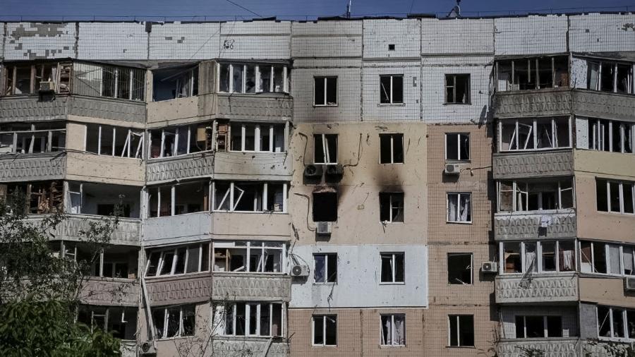 Segundo defesa ucraniana, pedaços de drone abatido atingiram prédio, causando incêndio que matou 3 pessoas e feriu outras 26 - REUTERS/Serhii Smolientsev