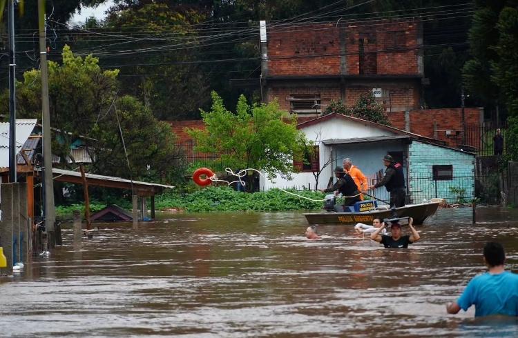 Vítimas são resgatadas de casa inundada após chuvas em Passo Fundo (RS)