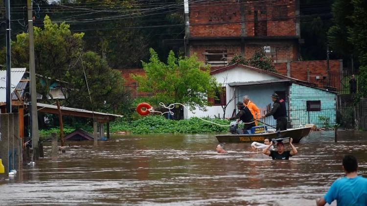 Vítimas são resgatadas de casa inundada após chuvas em Passo Fundo (RS)