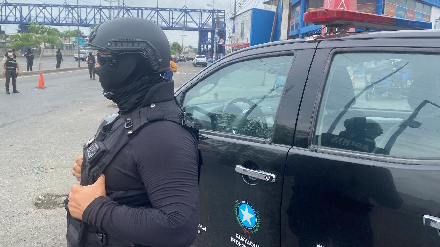 Policiais posicionados para operação perto do porto de Guayaquil, rota de narcotraficantes