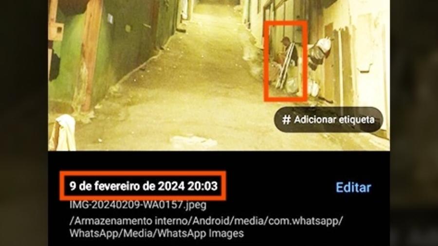 Foto mostra Leonel Andrade Santos sentado na calçada, ao lado de muletas, minutos antes de ser morto pela PM, em Santos