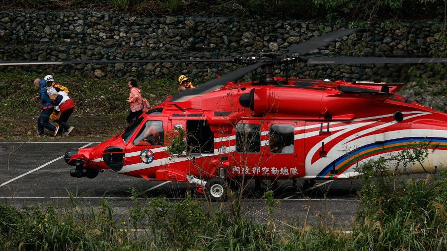 Pessoas são resgatadas por helicóptero de uma área montanhosa, no Parque Nacional Taroko, em Hualien, Taiwan, 6 de abril de 2024
