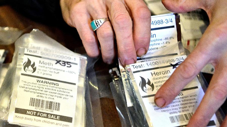 Distribuição de pacotes com drogas testadas sem contaminantes, após Colúmbia Britânica descriminalizar posse de pequenas quantidades de drogas pesadas, como cocaína, heroína e fentanil - 31.jan.2023-Jennifer Gauthier/Reuters