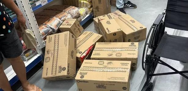 Mulher sai ferida após caixas de biscoito caírem sobre ela em mercado de PE