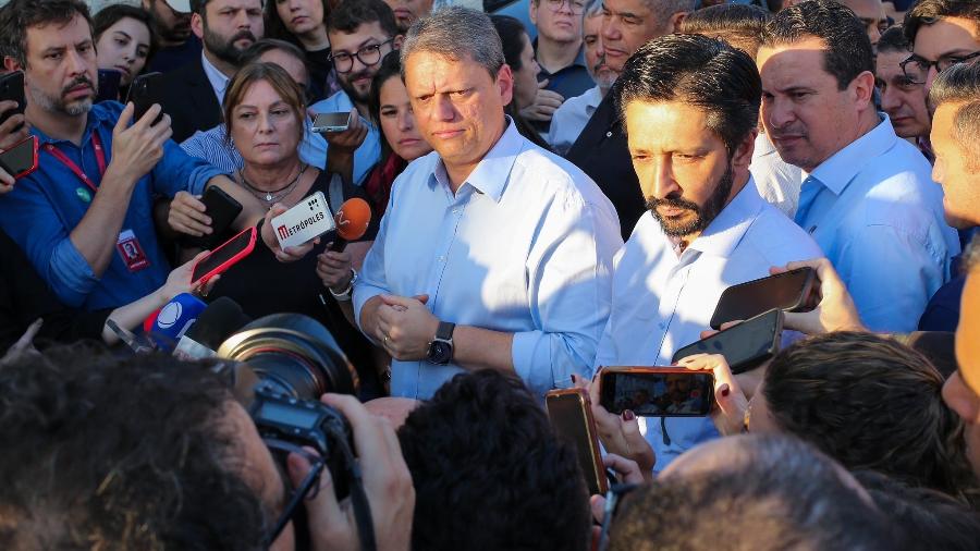 Tarcísio e Nunes em evento sobre extensão da linha 5-Lilás do metrô, na zona sul de São Paulo   