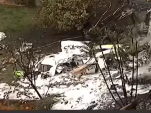 Por que é usada espuma e não água para combater incêndio em avião?