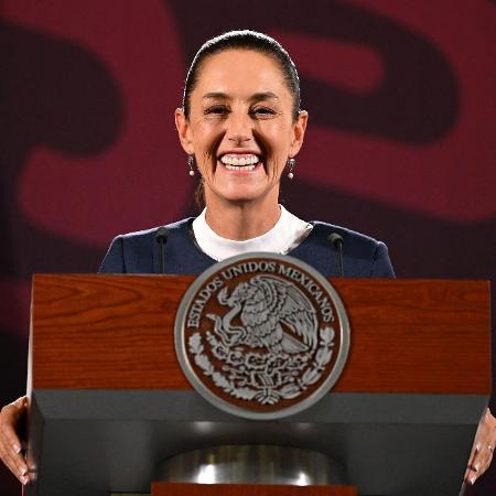 Claudia Sheinbaum sorri durante uma entrevista coletiva no Palácio Nacional da Cidade do México em 10 de junho de 2024