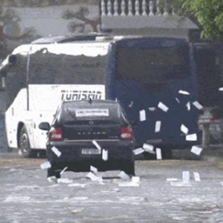 Pessoas de dentro de carro são flagradas espalhando "santinhos" em São Paulo