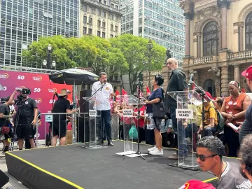 Em debate na rua, Boulos fala para militância e eleitores convertidos