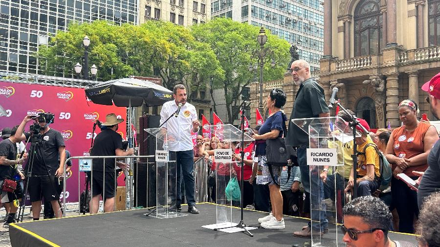 Boulos faz debate em frente ao Theatro Municipal, no centro de São Paulo