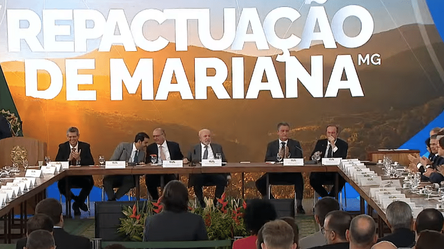 Lula durante assinatura de acordo para vítimas da tragédia em Mariana (MG) - Reprodução/YouTube/CanalGov