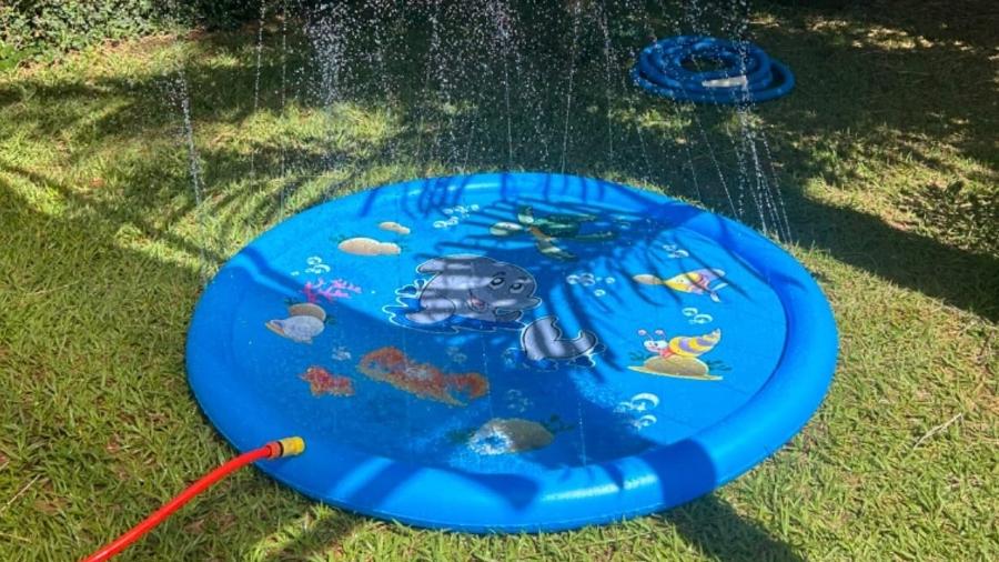 Piscina com jatos de água ajuda a refrescar nos dias quentes