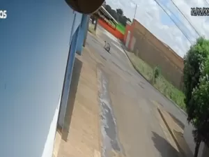 Criança cai de bicicleta e fica com roda presa no crânio em MG; vídeo