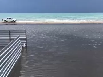 Praia em obras para alargar faixa de areia é alagada após chuvas em Natal