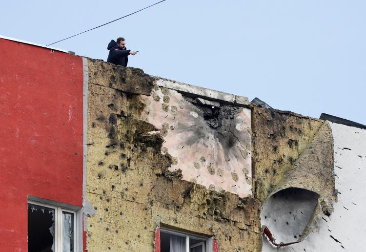 Um policial no telhado de um prédio residencial danificado em Moscou, Rússia, 11 de março de 2025 Um policial no telhado de um prédio residencial danificado em Moscou, Rússia, 11 de março de 2025